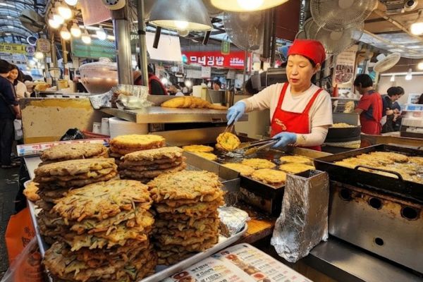 Gwangjang Market: Getting There, Food Tour, Hanbok